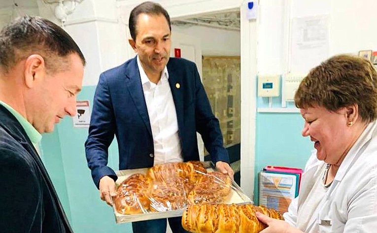 Андрей Хапочкин в ходе поездки в регион посетил военный госпиталь, где встретился с проходящими лечение участниками СВО
