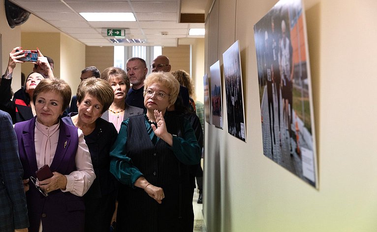 Церемония открытия в Совете Федерации фотовыставки, приуроченной ко Дню пожилых людей