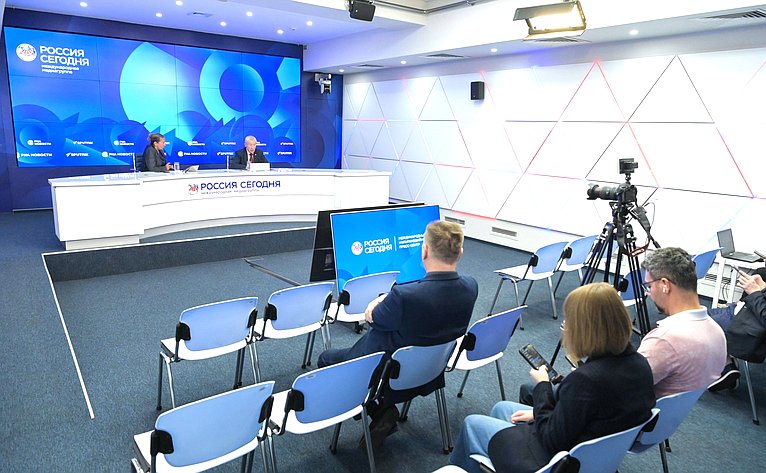 Председатель Комиссии Совета Федерации по защите государственного суверенитета и предотвращению вмешательства во внутренние дела РФ Андрей Климов провел брифинг, посвященный актуальной международной повестке