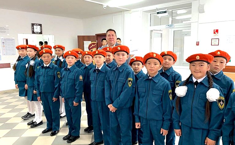 Владимир Полетаев в ходе рабочей поездки в Усть-Канский район принял участие в открытии первого кадетского класса на базе Кырлыкской средней общеобразовательной школы