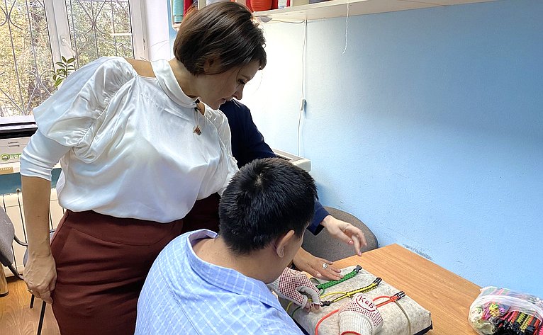 Маргарита Павлова посетила профессиональную мастерскую, открытую челябинской общественной организацией «Рука в руке» для трудоустройства молодых людей с ментальными нарушениями