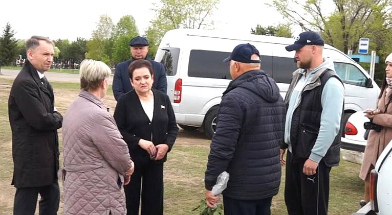 Лариса Мельник почтила память Героя России Владимира Чепы в Минусинске