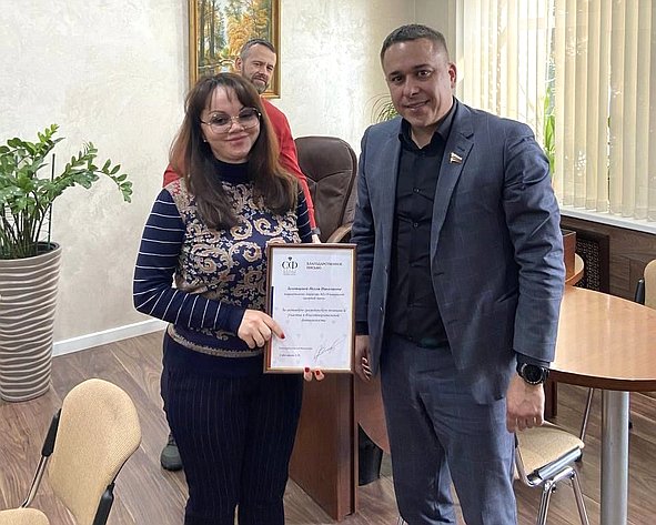 В ходе посещения сахарного завода Айрат Гибатдинов наградил руководство Почетной грамотой Совета Федерации за активное участие в сборе гуманитарной помощи для жителей Донбасса