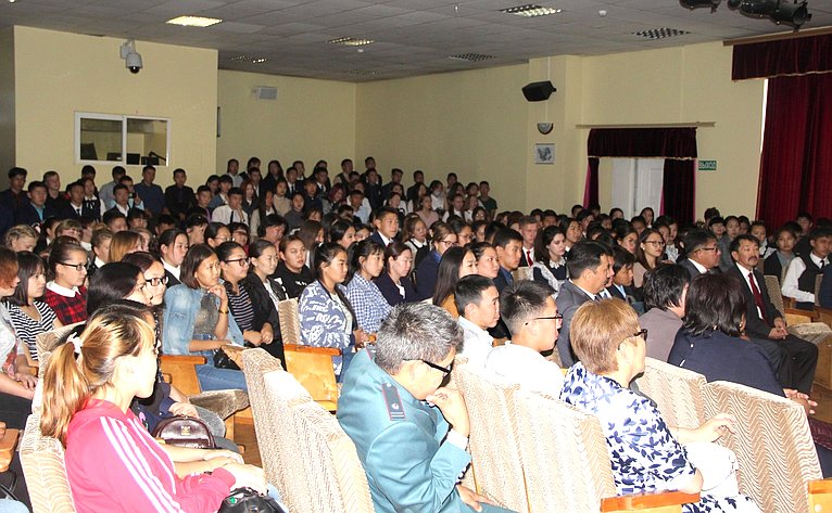 Б. Жамсуев провел встречу с представителями молодежи Агинского Бурятского округа