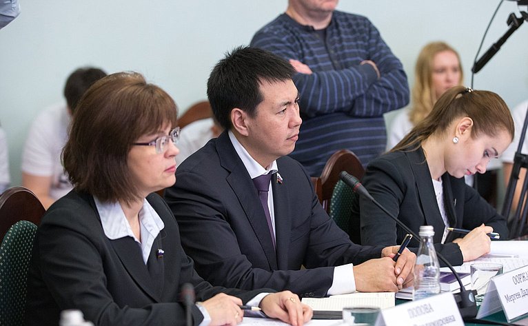 Е. Попова и М. Ооржак на первом заседании Совета по проблемам профилактики наркомании