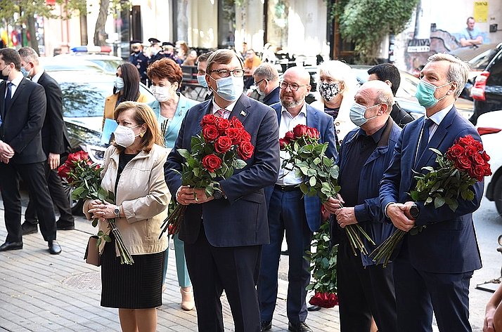 Донские сенаторы увековечили память Евгения Бушмина в Ростовской области