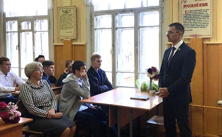 Дмитрий Шатохин посетил торжественную линейку и провел классный час для старшеклассников