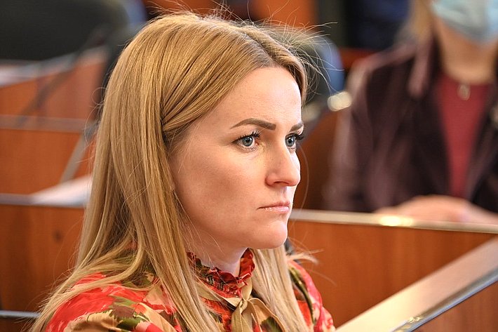 Ирина Кожанова приняла участие в заседании комитета Смоленской областной Думы по вопросам агропромышленного комплекса