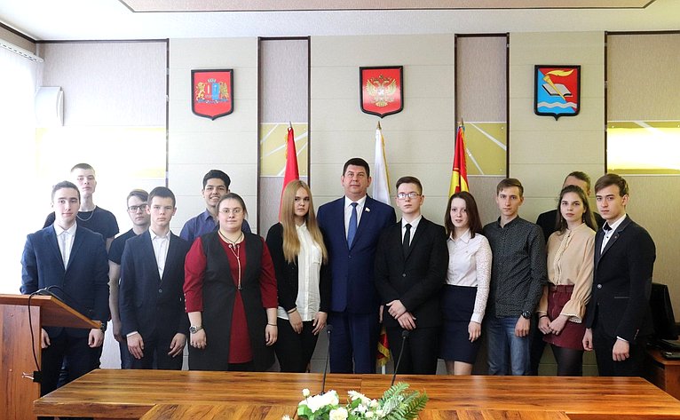 Виктор Смирнов встретился с представителями молодежной администрации Фурмановского муниципального района