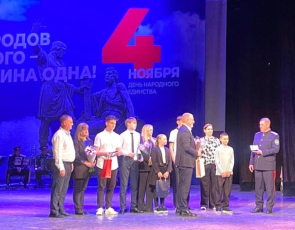 Сергей Горняков принял участие в награждении юных героев