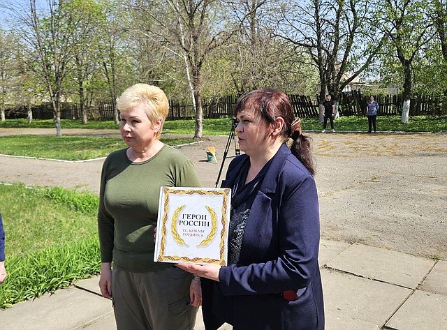 Ольга Бас совместно со школьниками провела субботник в Луганской Народной Республике