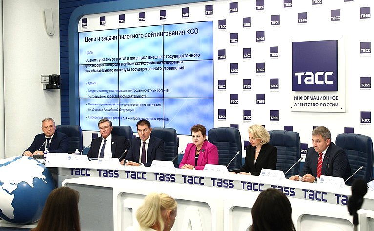 В пресс-центре ТАСС первый заместитель председателя Комитета СФ по бюджету и финансовым рынкам Сергей Рябухин принял участие в пресс-конференции, посвященной пилотному рейтингу деятельности контрольно-счетных палат субъектов РФ