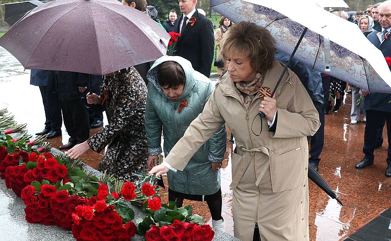 Сенаторы приняли участие в церемонии возложения венка и цветов к монументу «Мать-Родина»