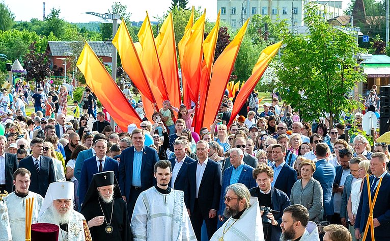 Анатолий Артамонов в ходе поездки в регион принял участие в открытии нового здания Калужского областного театра юного зрителя