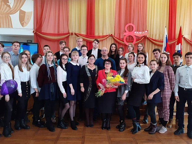 Л. Талабаева провела встречу с педагогами и учащимися школы во Владивостоке