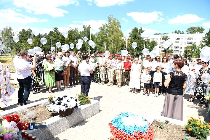 Ольга Бас в ходе поездки в регион посетила Луганский детский парк имени Щорса, возле Мемориала погибшим детям Луганщины, чтобы почтить их память