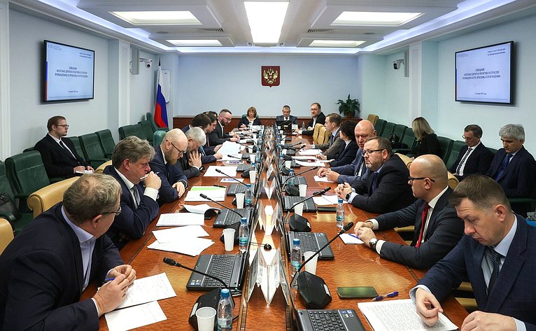 Совещание Комитета Совета Федерации по экономической политике на тему «Железные дороги и логистика в отраслях промышленности: проблемы и пути решения»