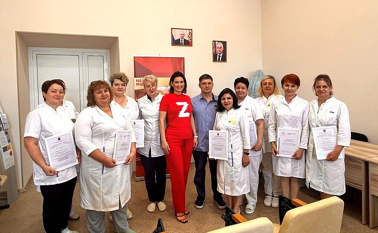 Маргарита Павлова посетила военный госпиталь, расположенный в Челябинске и вручила благодарности медицинским работникам