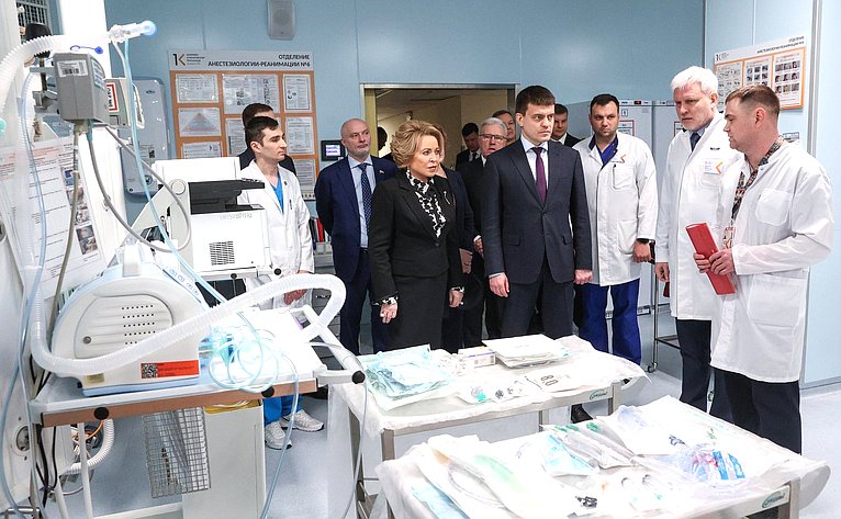 Председатель Совета Федерации Валентина Матвиенко вместе с главой региона посетила Краевую клиническую больницу Красноярска