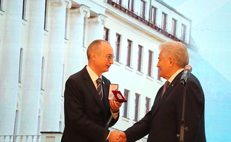 Андрею Кислову был вручен недавно учрежденный Почетный знак Самарской Губернской думы «Земское признание» I степени