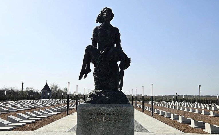 Ольга Бас в ходе поездки в регион организовала для кадетов из города Алчевска экскурсию по мемориалу «Незаживающая рана Донбасса»