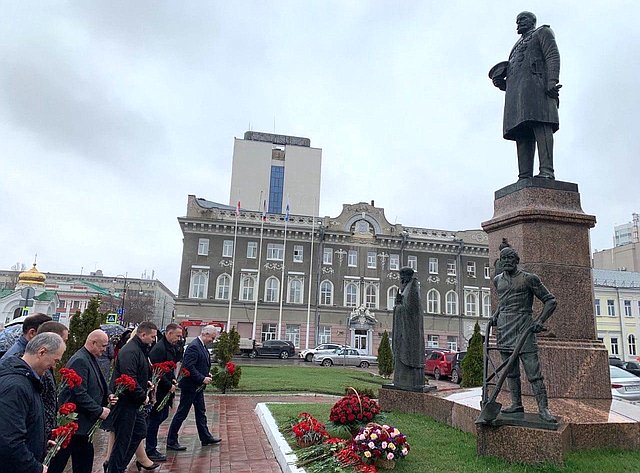 Олег Алексеев в ходе работы в регионе возложил цветы к памятнику Петра Столыпина