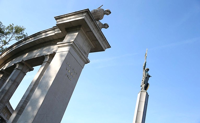 Делегация Совета Федерации во главе с Валентиной Матвиенко возложила венок к Мемориалу советским воинам, павшим при освобождении Вены