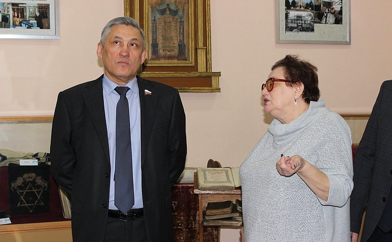 Юрий Валяев во время работы в регионе сенатор посетил религиозное учреждение – одну из достопримечательностей Еврейской автономной области