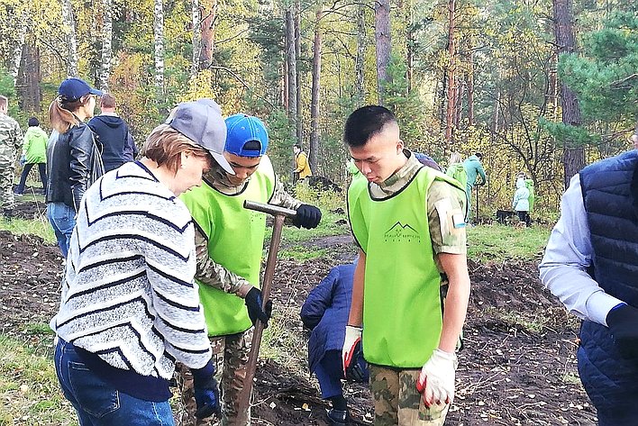 Татьяна Гигель в ходе рабочей поездки в регион приняла участие в посадке саженцев хвойных пород деревьев на территории Майминского района