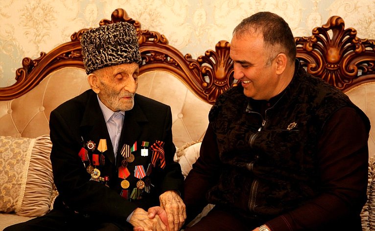 Мохмад Ахмадов поздравил ветерана Великой Отечественной войны Абдулшаидова Юнуса Абдулшаидовича с наступающим Днем Победы