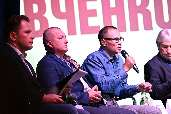 Александр Ролик принял участие в пленарной дискуссии на тему «Литература как мост исторической памяти» во Владивостоке