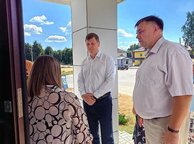 Артем Малащенков посетил детскую школу искусств в Смоленской области