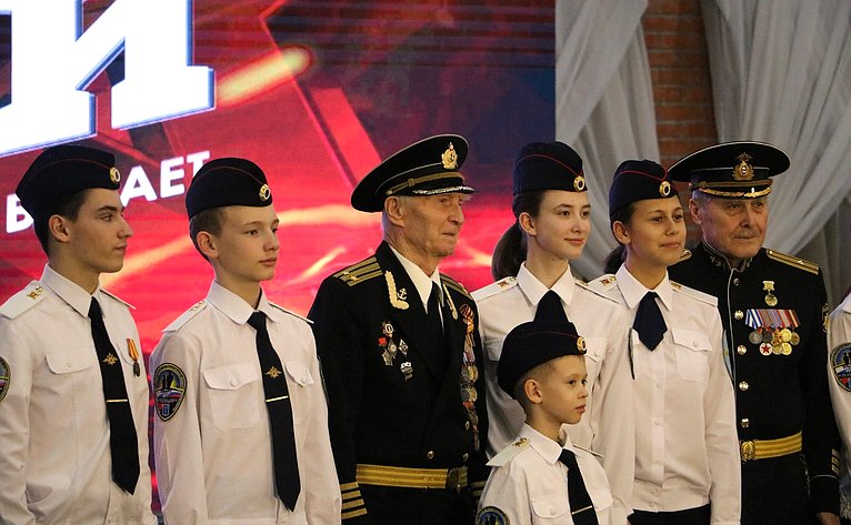 Валерий Радаев и Андрей Денисов в рамках Всероссийского гражданско-патриотического проекта «Дети-герои» наградили 8 юных саратовцев