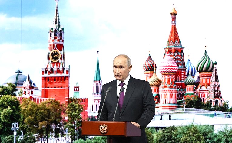 Москвичей и гостей столицы с праздником города поздравил Президент Российской Федерации Владимир Путин