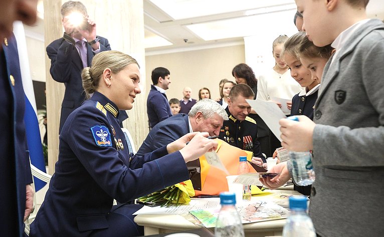 В Совете Федерации состоялась встреча московских школьников с Героями России, сенаторами Российской Федерации — участниками боевых действий