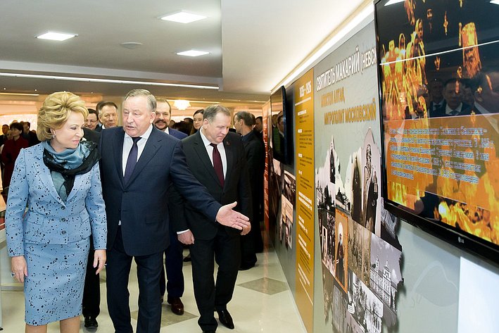 Валентина Матвиенко и Губернатор региона Александр Карлин открыли выставку, посвященную Алтайскому краю
