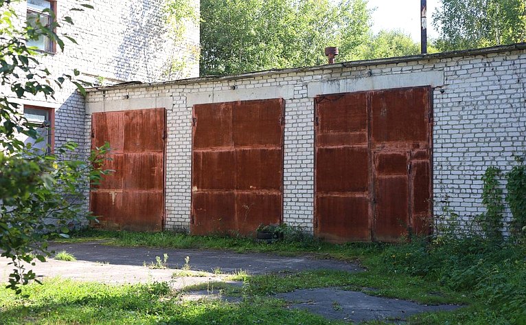 Александр Савин осмотрел капитально отремонтированное здание школы в Хвастовичском районе Калужской области