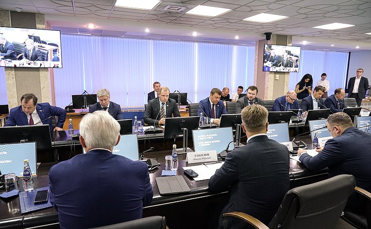 В Самарской области состоялись парламентские слушания «О мерах по созданию производства высоколокализованной конкурентоспособной продукции автомобильной отрасли» (фото Газета «Волжская коммуна»)