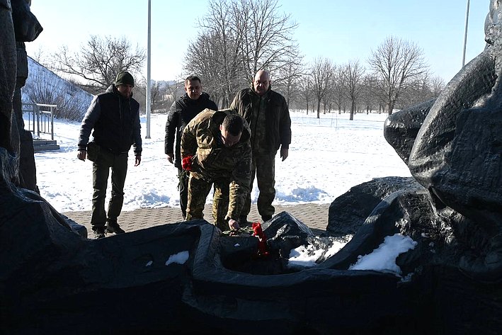 Айрат Гибатдинов возложил цветы к мемориалу «Непокорённые» в городе Краснодон Луганской Народной Республики