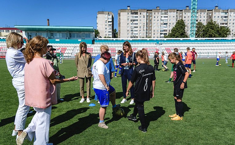 Оксана Хлякина в ходе рабочей поездки в регион посетила открытую тренировку по футболу инклюзивной сборной Липецкой области на стадионе «Металлург»