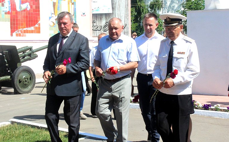 Олег Алексеев принял участие в торжественном открытии памятника труженикам тыла и детям войны