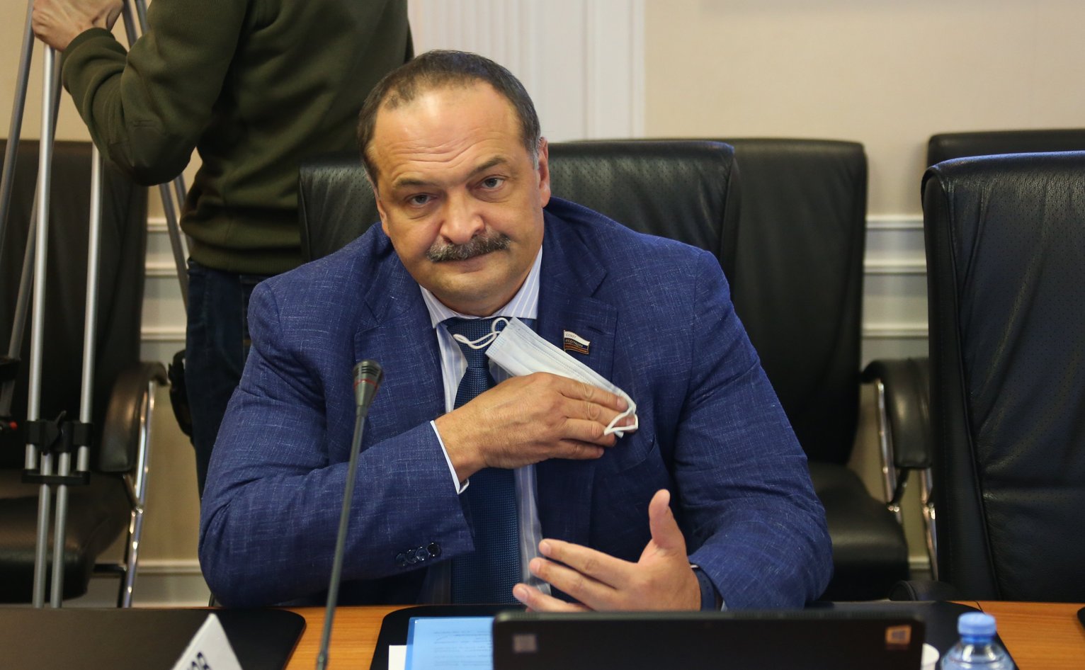 Недавно овдовевший глава Дагестана почтил память горячо любимой супруги трогател