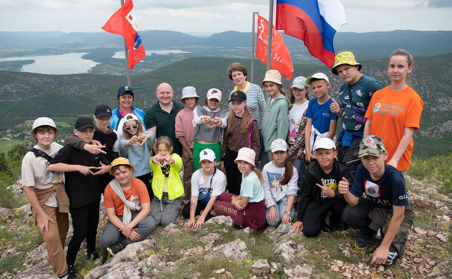 Дети в лагере в горах