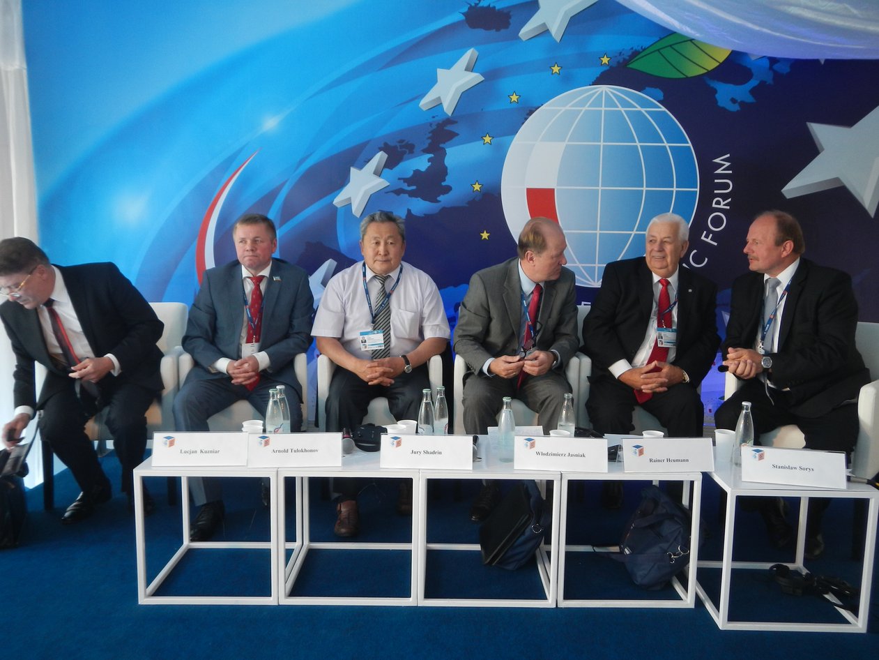 А. Тулохонов принял участие в Международном экономическом форуме в ...