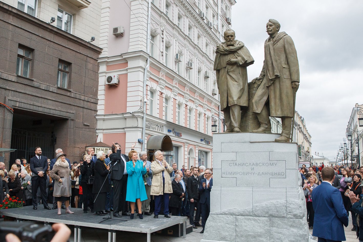 памятники в камергерском переулке москвы