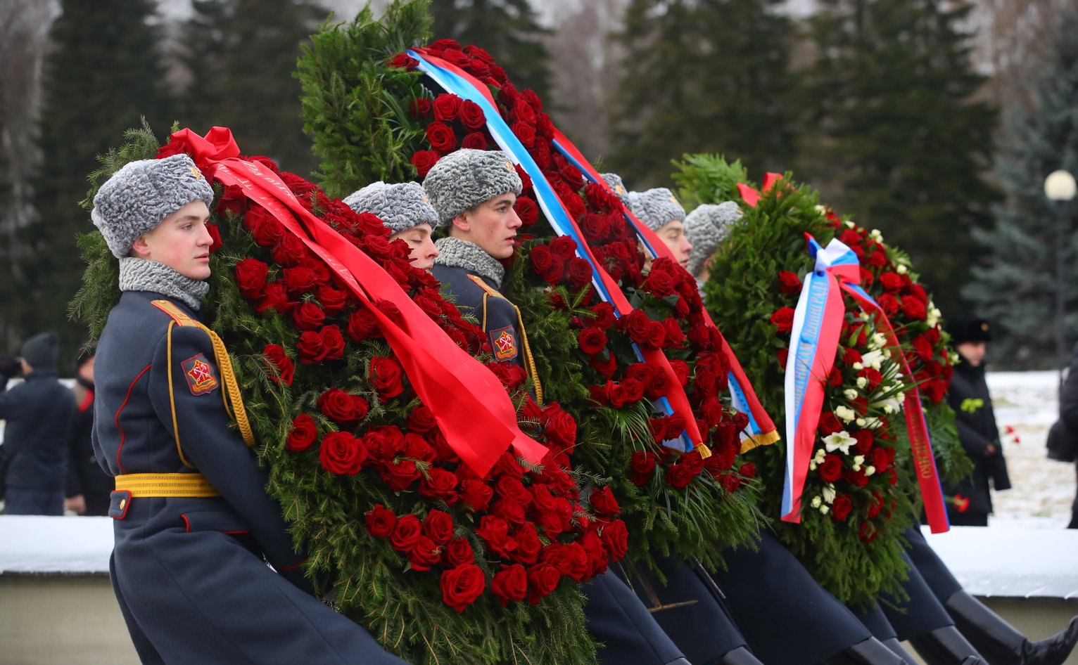 Возложение венков на Пискаревском кладбище