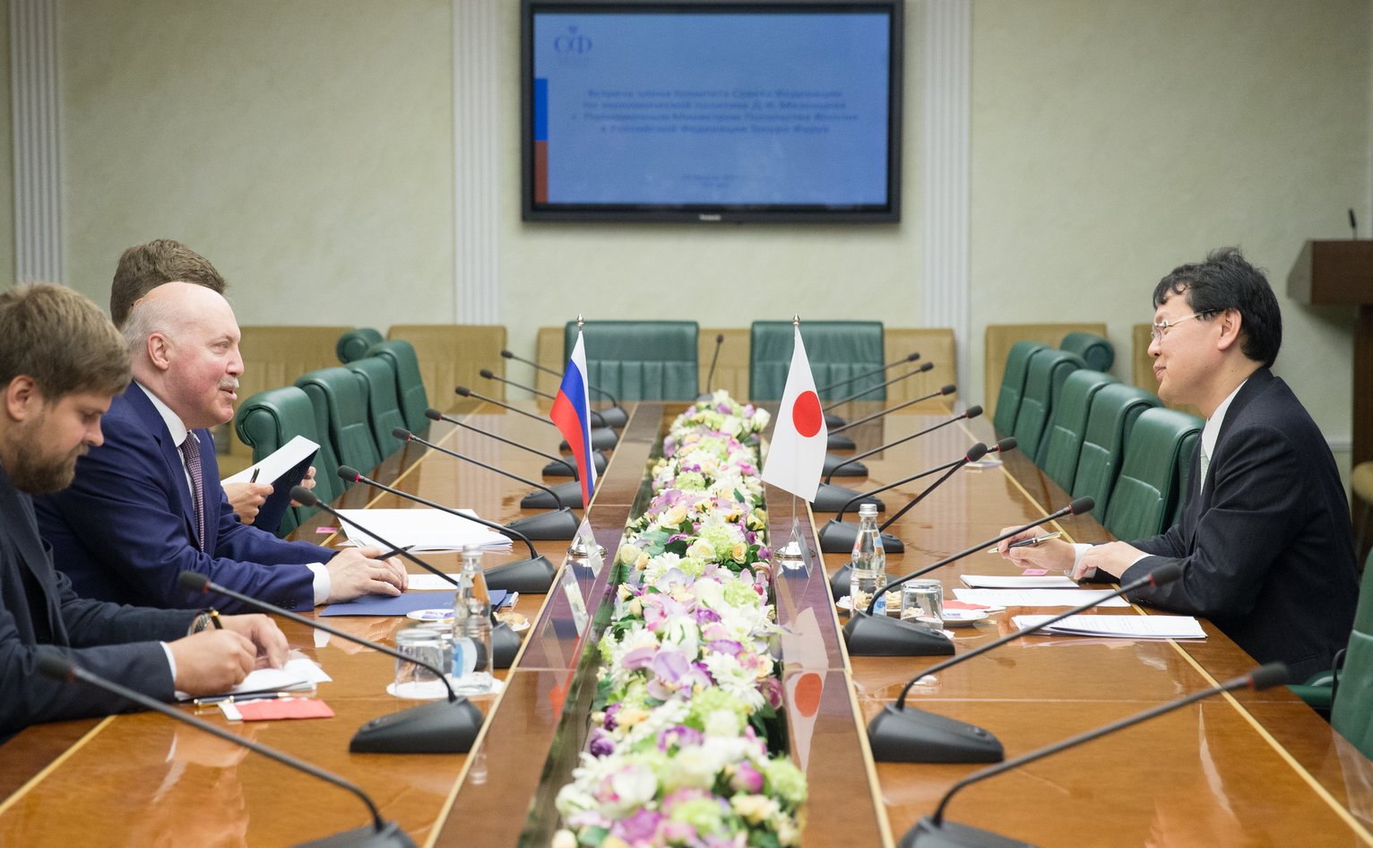 Встреча члена Комитета СФ по экономической политике Дмитрия Мезенцева с полномочным министром Посольства Японии в РФ Токуро Фуруя