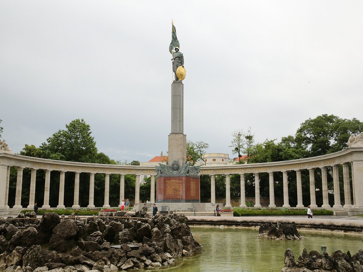 памятник воинам в вене