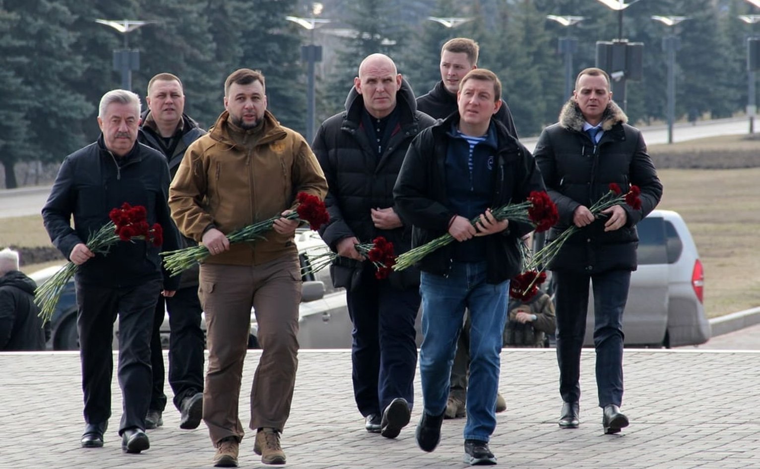 А. Турчак и глава ДНР Д. Пушилин возложили цветы к Вечному огню у мемориального 