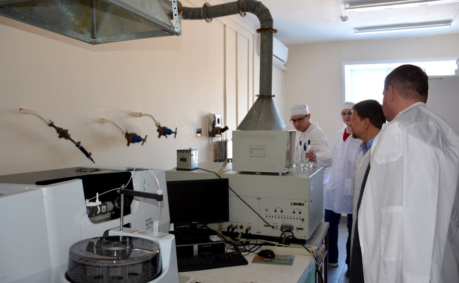 В. Харлов посетил испытательную лабораторию ОГБУ «Симбирский ...